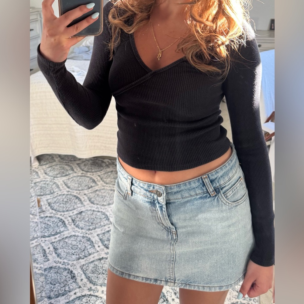 Women’s Hollister black wrapped top size XS; lightly used in good condition